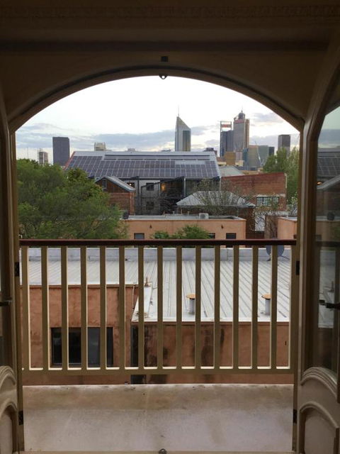 A Quiet King Room With Julia Balcony And Free Parking - New Castle Holiday 3