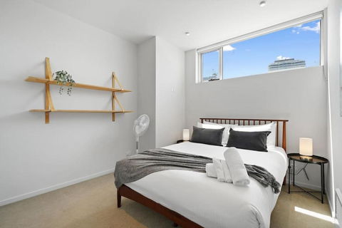 A River-side 2bdm Footscray Oasis + Parking - New Castle Holiday 2