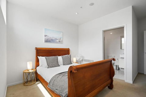 A River-side 2bdm Footscray Oasis + Parking - New Castle Holiday 3