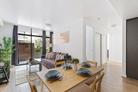 A Spacious 2BR Apt With A Courtyard & FREE Parking - New Castle Holiday 0