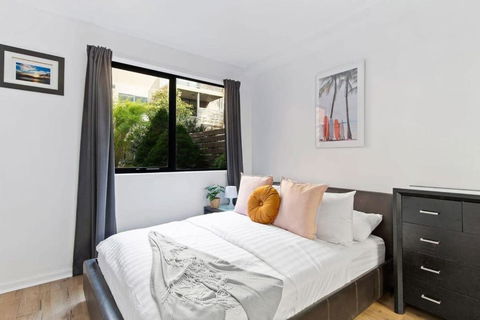 A Spacious 2BR Apt With A Courtyard & FREE Parking - New Castle Holiday 1