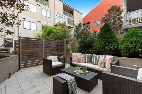 A Spacious 2BR Apt With A Courtyard & FREE Parking - New Castle Holiday 2