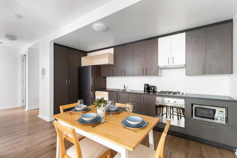 A Spacious 2BR Apt With A Courtyard & FREE Parking - New Castle Holiday 3