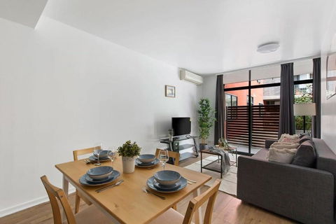 A Spacious 2BR Apt With A Courtyard & FREE Parking - New Castle Holiday 4