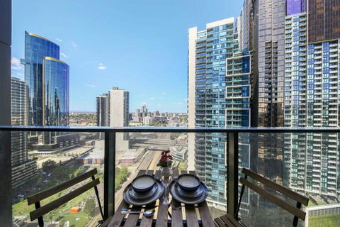 A Stylish 2BR Apt With City Views In Southbank - New Castle Holiday 0