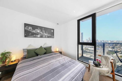 A Stylish 2BR Apt With City Views In Southbank - New Castle Holiday 2