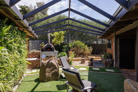 A Stylish And Unique Retreat At Surf Beach - New Castle Holiday 0