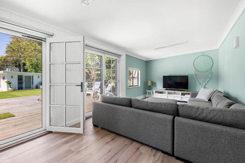 A Touch Of Paradise - House And Granny Flat - 4 Mins Walk To Callala Beach - New Castle Holiday 2