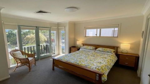 A Travellers Delight On Kikarra Wifi - New Castle Holiday 4