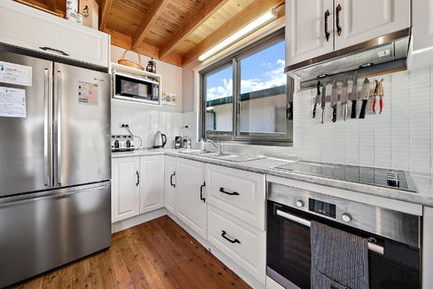 Aarlaur 2 - Charming 2BR Rustic Home L Bath L Fire Pit L WiFi L Air-Con - New Castle Holiday 4