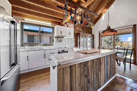 Aarlaur 2 - Charming 2BR Rustic Home L Bath L Fire Pit L WiFi L Air-Con - New Castle Holiday 3
