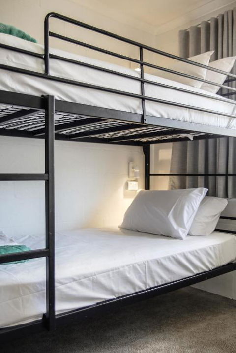 Abode Mooloolaba, Backpackers & Motel Rooms - New Castle Holiday 1