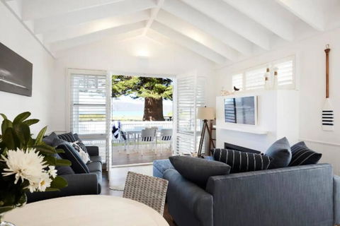 Absolute Beach Front House Panoramic Views - New Castle Holiday 4