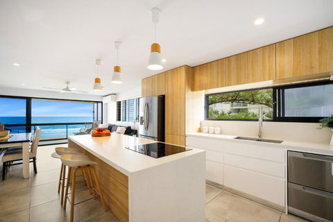 Absolute Beach Front Renovated 3 Bdrm 2 Bath App - New Castle Holiday 2