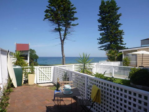 Absolute Beachfront 2BR Pet-Friendly Terrace - The Coachhouse - New Castle Holiday 1