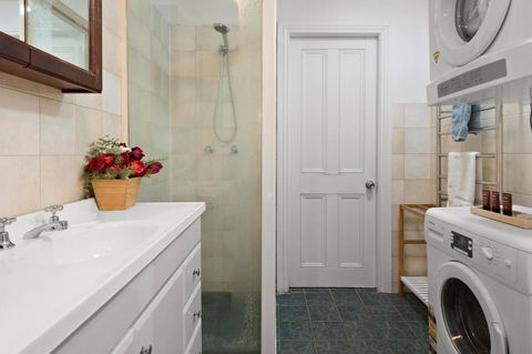 Absolute Beachfront 2BR Pet-Friendly Terrace - The Coachhouse - New Castle Holiday 2