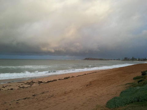 Absolute Beachfront 2BR Pet-Friendly Terrace - The Coachhouse - New Castle Holiday 3