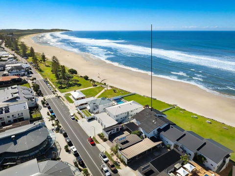 Absolute Beachfront Apartment 11B - New Castle Holiday 1
