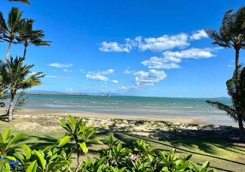 Absolute Beachfront Bowen Beach House-family Time - New Castle Holiday 1