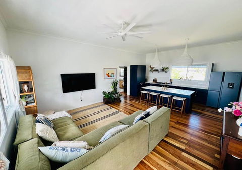 Absolute Beachfront Bowen Beach House-family Time - New Castle Holiday 3