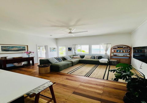 Absolute Beachfront Bowen Beach House-family Time - New Castle Holiday 4