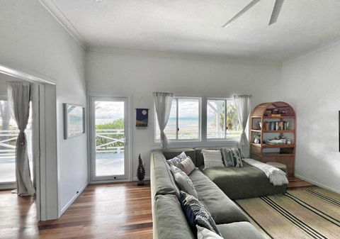 Absolute Beachfront Bowen Beach House-family Time - New Castle Holiday 2