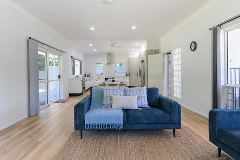 Absolute Beachfront Family Home - Cooya - New Castle Holiday 4