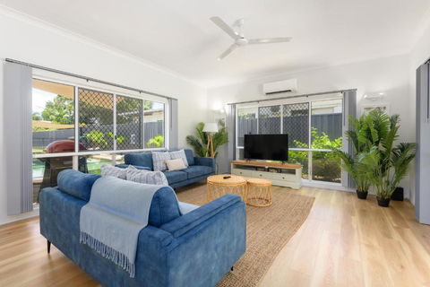 Absolute Beachfront Family Home - Cooya - New Castle Holiday 3