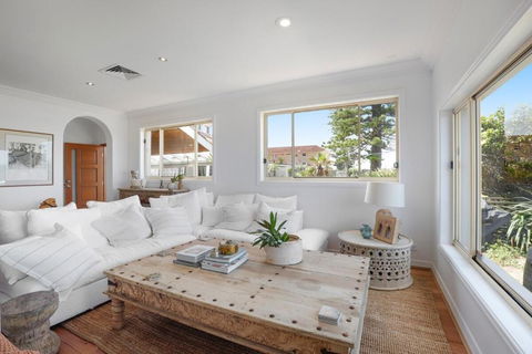 Absolute Beachfront Luxury In Narrabeen - New Castle Holiday 4