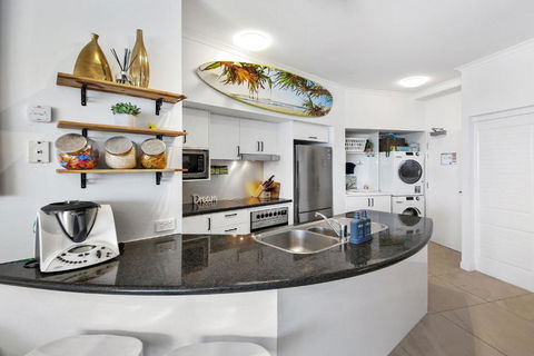 Absolute Beachfront Rolling Surf Resort - New Castle Holiday 1
