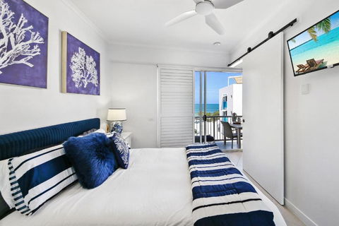 Absolute Beachfront Rolling Surf Resort - New Castle Holiday 2