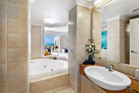 Absolute Beachfront Rolling Surf Resort - New Castle Holiday 3