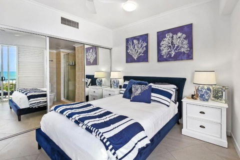 Absolute Beachfront Rolling Surf Resort - New Castle Holiday 4