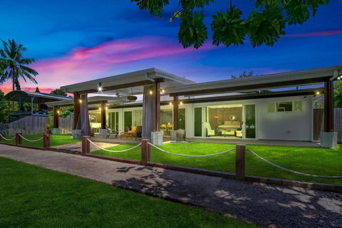 Absolute Beachfront WongaBelle- Pet Friendly - New Castle Holiday 0
