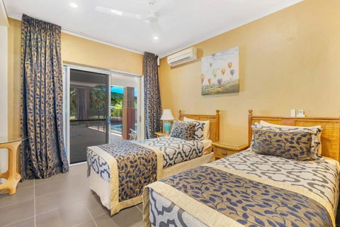 Absolute Beachfront WongaBelle- Pet Friendly - New Castle Holiday 2