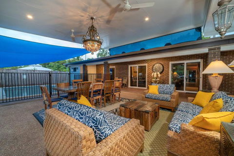 Absolute Beachfront WongaBelle- Pet Friendly - New Castle Holiday 3