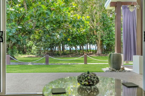 Absolute Beachfront WongaBelle- Pet Friendly - New Castle Holiday 4
