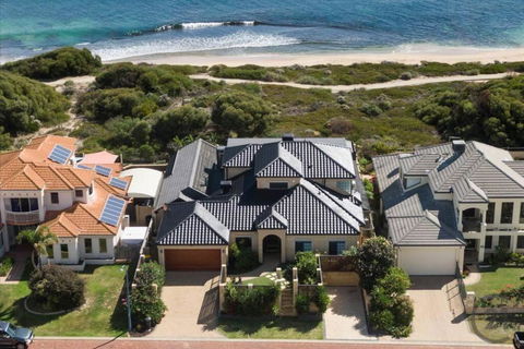 Absolute Oceanfront Retreat - New Castle Holiday 0