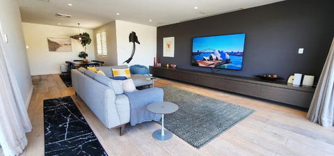 Absolute Waterfront With Oversized Private Terrace - New Castle Holiday 3