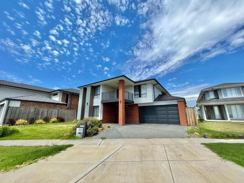 Absolutely Stunning - Bayside Point Cook 5BR Home - New Castle Holiday 0