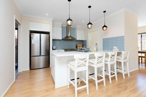 Absolutely Stunning - Bayside Point Cook 5BR Home - New Castle Holiday 2