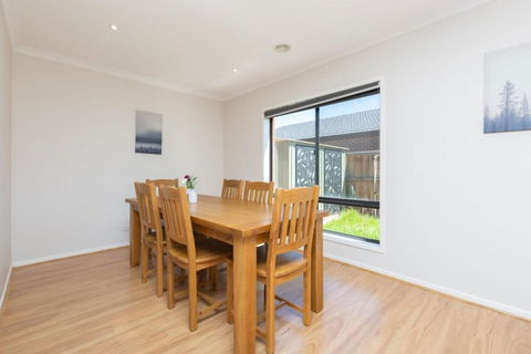 Absolutely Stunning - Bayside Point Cook 5BR Home - New Castle Holiday 3