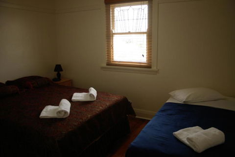Accommodation Sydney Rockdale - 2 Bedroom Pet Friendly Budget Apartments With Balconies - New Castle Holiday 4