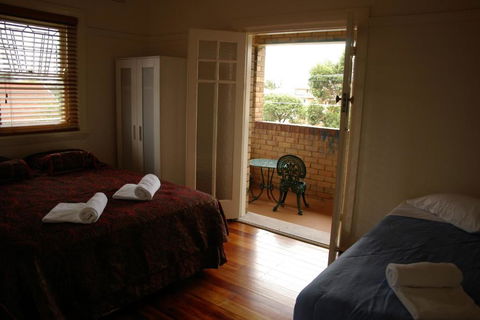 Accommodation Sydney Rockdale - 2 Bedroom Pet Friendly Budget Apartments With Balconies - New Castle Holiday 3