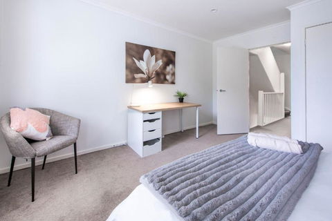 Ace Your Stay - Pool, Gym & Tennis In One Place! - New Castle Holiday 3