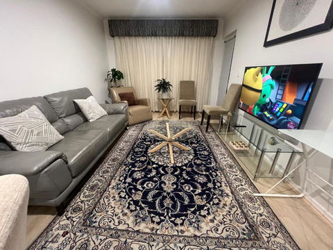 ADELAIDE CBD APARTMENT - 3BR, 2BATH & CARPARK - New Castle Holiday 0