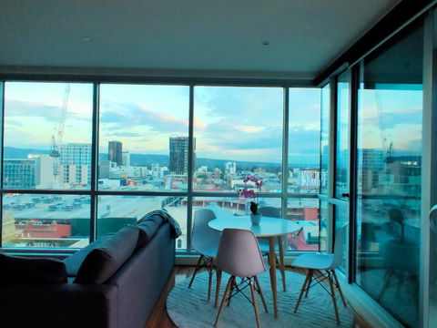 Adelaide Central Skyline Panoramic Suite - New Castle Holiday 4