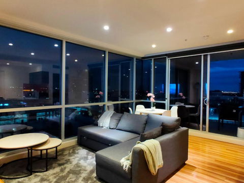 Adelaide Central Skyline Panoramic Suite - New Castle Holiday 1