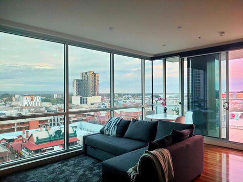 Adelaide Central Skyline Panoramic Suite - New Castle Holiday 0