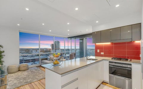 Adelaide Central Skyline Panoramic Suite - New Castle Holiday 3